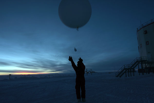 Lâcher de ballon sonde quotidien à 19h30 heure locale : mesures météorologiques de pression, température et humidité. La nuit commence à apparaître. © Jonathan Zaccaria