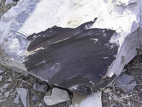 Une roche bitumineuse extraite à ciel ouvert © DOE/Argonne National Laboratory.
