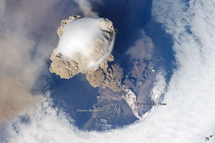 Le panache du volcan Sarychev, pris le 12 juin de l'espace © Nasa