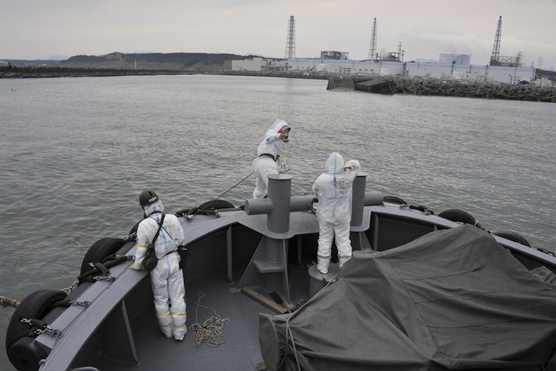 Le 31 mars, une barge d'eau douce s'approche de la centrale, pour fournir les systèmes de refroidissement © Forces japonaises maritimes d'autodéfense