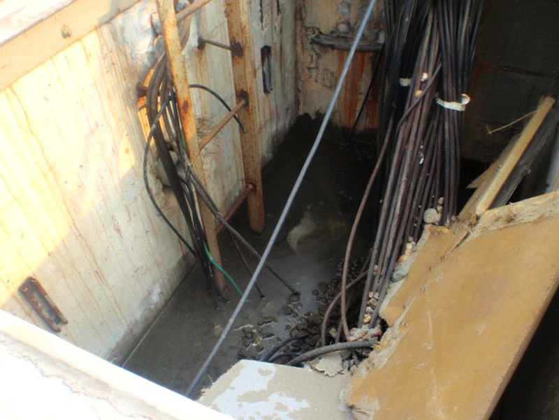 2 avril 2011. Le puits où une faille déverse de l'eau radioactive avant l'injection de béton. © Tepco