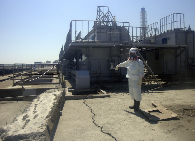 1 avril 2011. Le puisard où une fuite rejette de l'eau hautement radioactive de l'unité 2 dans l'océan. © Tepco