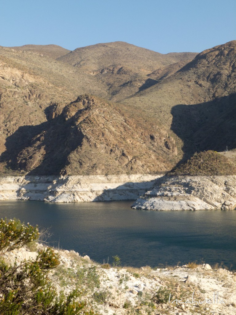 Bien que Barrick Gold se soit engagé à recycler et réutiliser l’eau nécessaire à ses opérations, la baisse considérable du niveau de l’eau dans la vallée del Huasco est déjà visible et risque d’entrainer à moyen terme l’assèchement de la région. © Incahuella